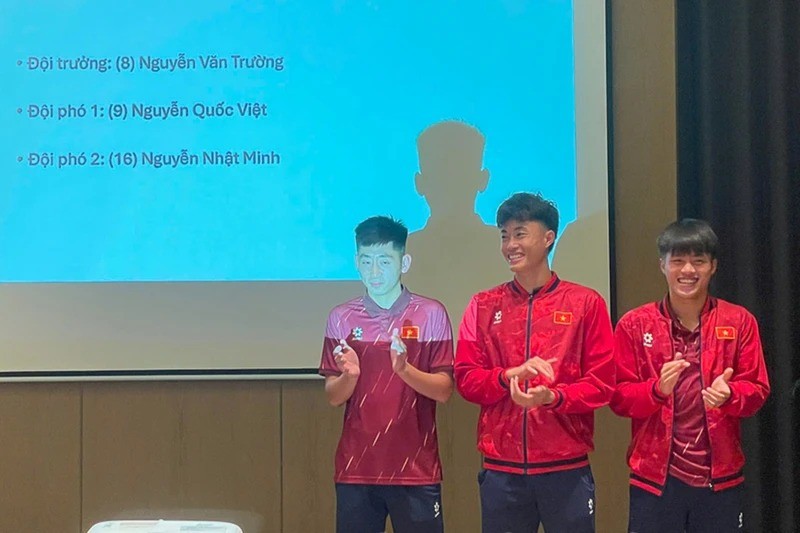 Nguyên Van Truong (au centre), Nguyên Quôc Viêt (à droite) et Nguyên Nhât Minh font partie du comité de direction de l'équipe U22 du Vietnam pour le tournoi. Photo: VFF.