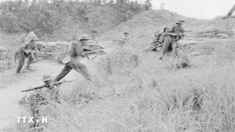 La compagnie 3 du bataillon 7 des forces de libération de Tri-Thiên s'entraîne à attaquer l'ennemi dans ses fortifications. Photo : VNA.