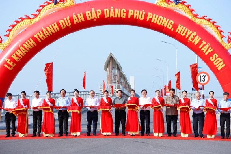 Le Premier ministre Pham Minh Chinh et les responsables ont coupé le ruban pour inaugurer le projet de barrage de Phu Phong, le 22 mars. Photo : VGP.