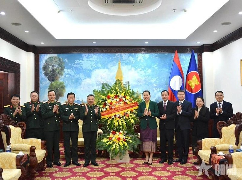 La délégation du ministère de la Défense du Vietnam adresse ses félicitations à l'occasion du 70ᵉ anniversaire de la fondation du Parti populaire révolutionnaire lao. Photo: QĐND