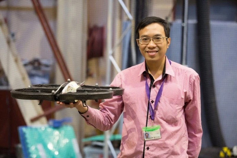 Le Dr Trân Phi Vu montre un modèle de drone agricole à JWC Lab Inc, de l’Université de Nouvelle-Galles du Sud. Photo : VNA.