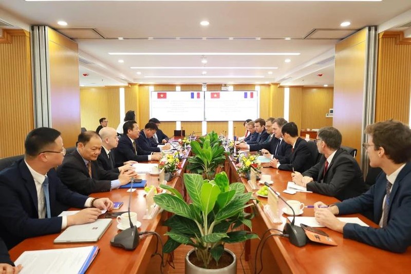 Le ministre de la Construction Trân Hông Minh reçoit Philippe Tabarot, ministre délégué aux Transports, auprès du ministère français de la Transition écologique et de la Cohésion des territoires, en visite au Vietnam. Photo : VNA.