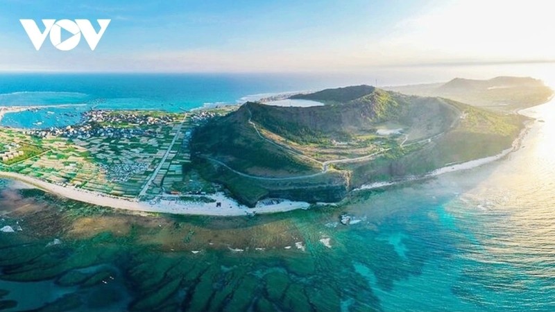  Le sommet Thoi Loi, l’un des cinq volcans éteints de Ly Son, avec son promontoire rocheux surplombant la mer. Photo : VOV.