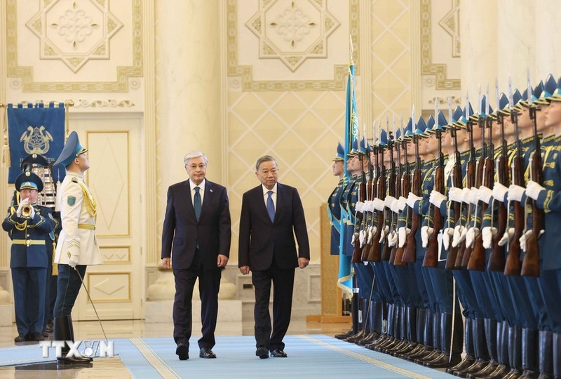 Cérémonie d’accueil en l’honneur du secrétaire général du PCV To Lam (à droite) au Kazakhstan. Photo : VNA.