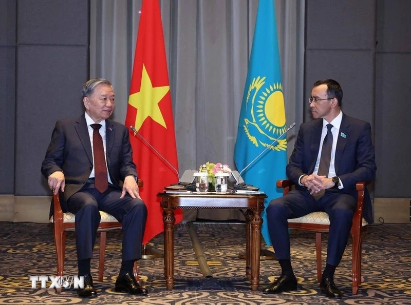 Le secrétaire général du Comité central du Parti communiste du Vietnam To Lam (gauche) rencontre le 5 mai à Astana, le président du Sénat du Kazakhstan, Maulen Ashimbayev. Photo : VNA.