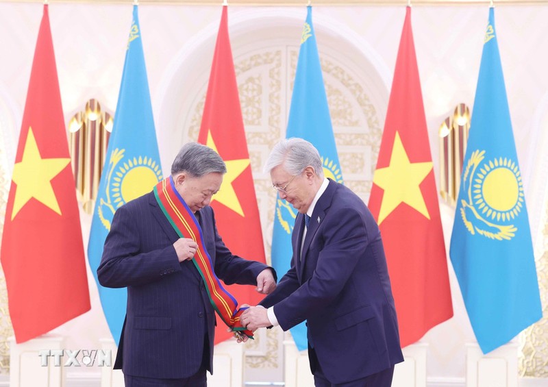 Le président kazakh, Kassym-Jomart Tokaïev (à droite), remet au dirigeant vietnamien l’Ordre de l’Amitié « Dostyk » de première classe. Photo : VNA.