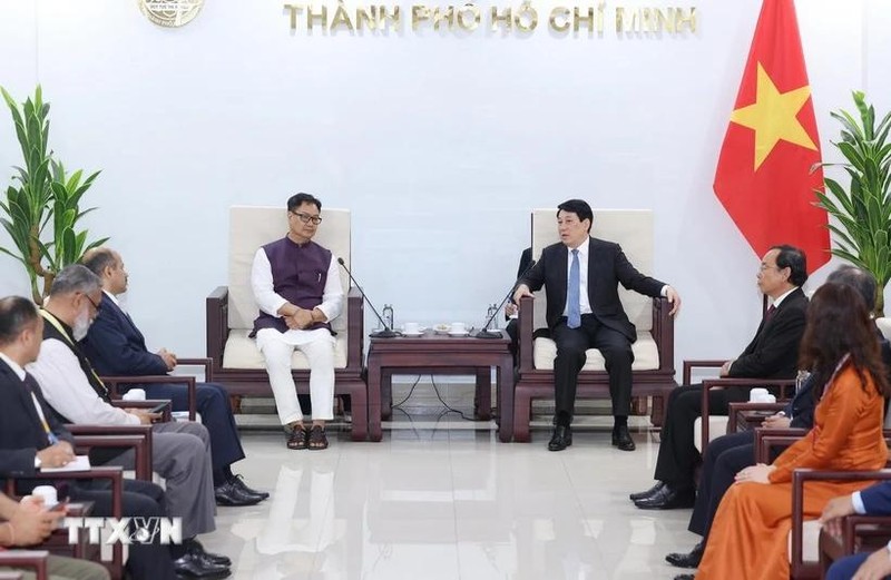 Le président Luong Cuong(droite) reçoit le ministre indien Kiren Rijiju. Photo : VNA.