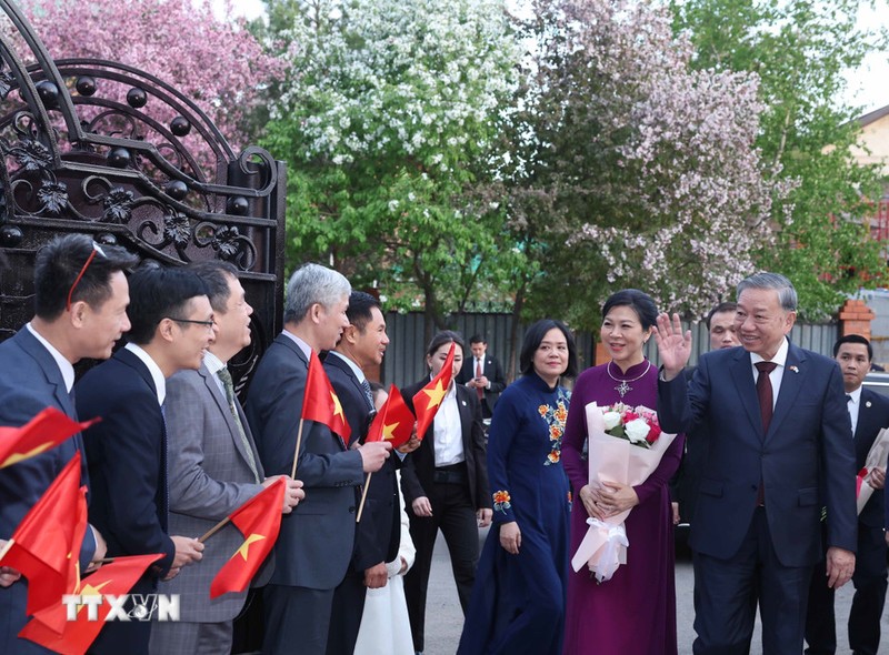 Le secrétaire général du Parti communiste du Vietnam, To Lam, son épouse et la délégation vietnamienne de haut rang sont accueillis par l'ambassade du Vietnam et les membres de la communauté au Kazakhstan le 5 mai. Photo : VNA.