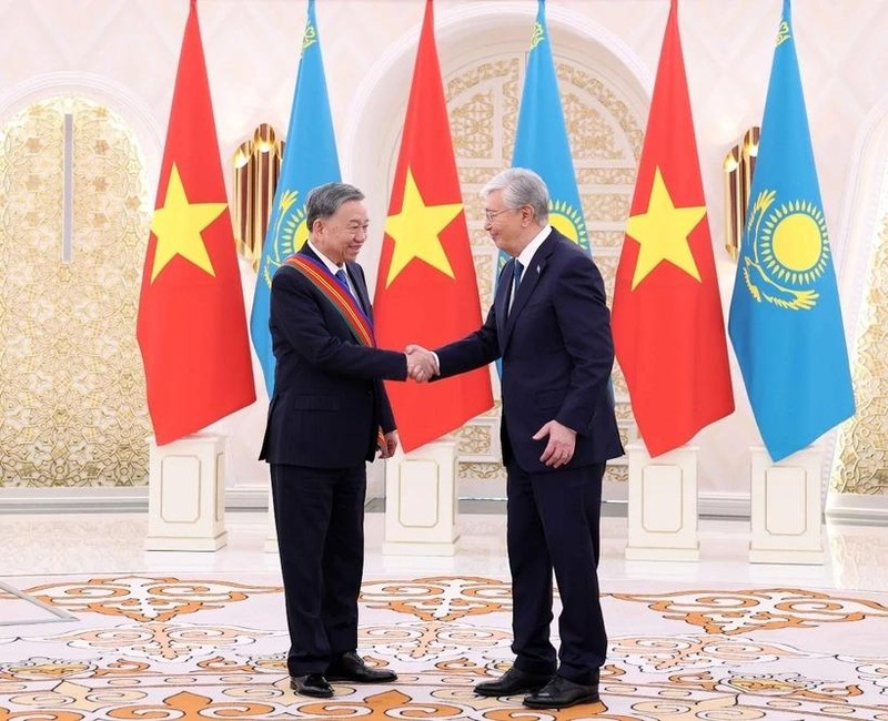 Le président du Kazakhstan, Kassym-Jomart Tokaïev (droite), et le secrétaire général du Parti communiste du Vietnam (PCV), To Lam. Photo : VNA.