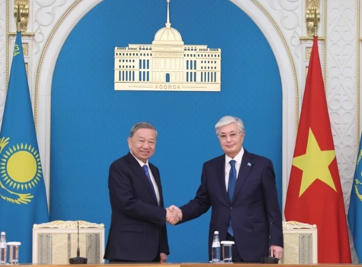 Le secrétaire général du Parti, To Lam (à gauche), et le président kazakh Kassym-Jomart Tokayev. Photo : VNA.