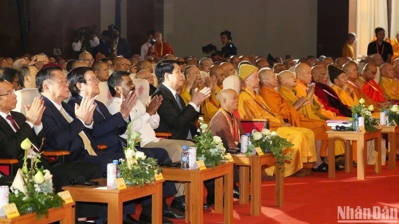 Le président vietnamien Luong Cuong et les délégués à la cérémonie d'ouverture de la Journée du Vesak des Nations Unies 2025. Photo : NDEL