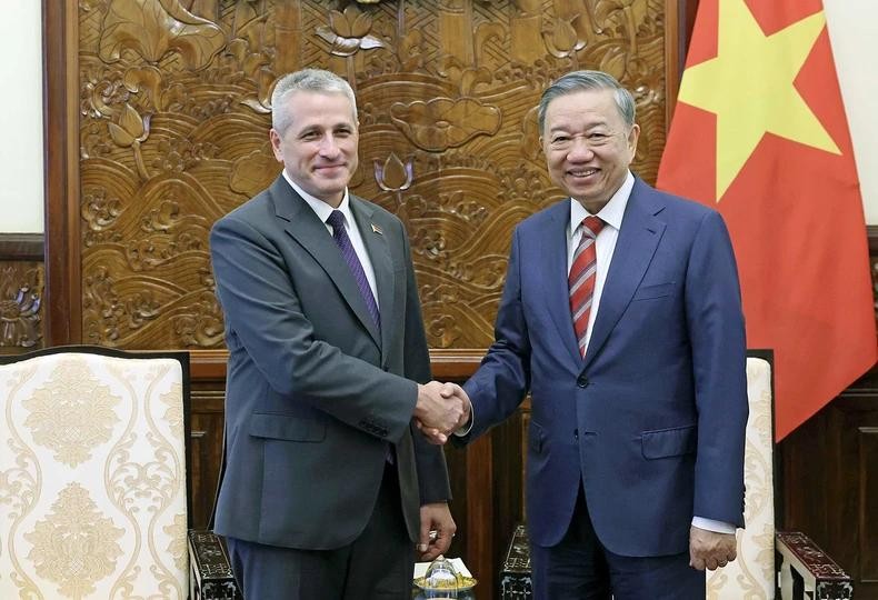 Le président To Lam a reçu le 3 juillet 2025 l'ambassadeur de Biélorussie au Vietnam Uladzimir Baravikou. Photo : VNA.