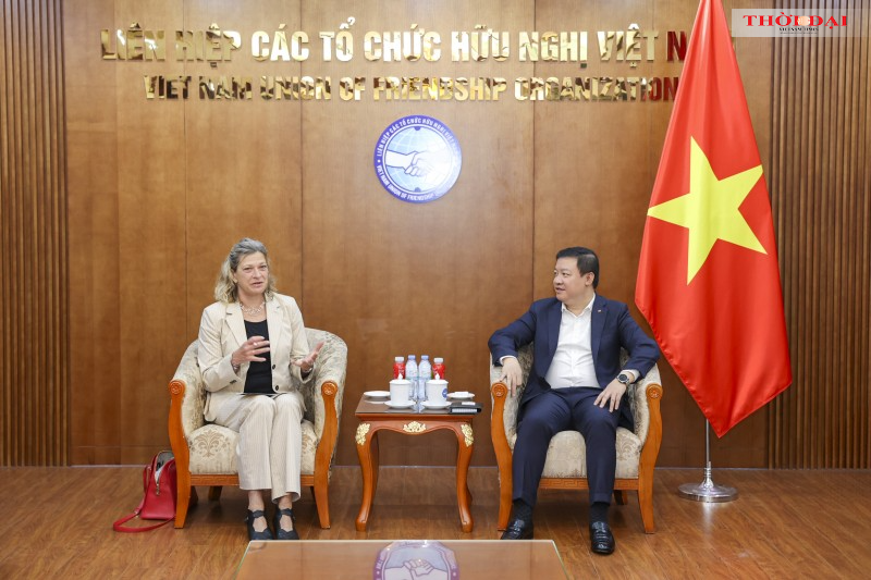 M. Nguyen Ngoc Hung, vice-président de la VUFO (à droite), reçoit la délégation de la FES conduite par la Dre Sabine Fandrych, membre de la direction de la FES, le 12 mai à Hanoï. Photo : Dinh Hoa.