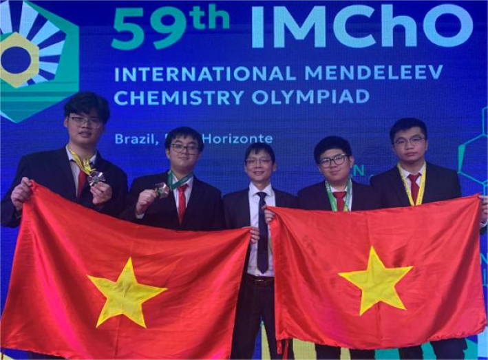Les quatre élèves vietnamiens médaillés à la 59e Olympiade internationale de chimie Mendeleïev.