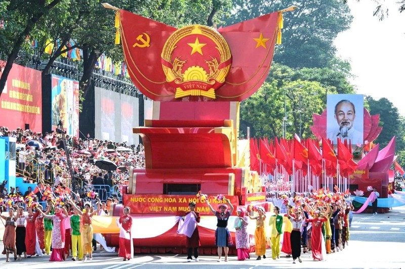 Le défilé militaire du 30 avril dernier génère un effet positif pour le secteur touristique de la capitale à l’approche de la Fête nationale du 2 septembre. Photo : TTO.