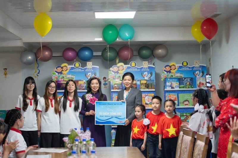 Madame Ngo Phuong Ly offre une bibliothèque de livres vietnamiens à la classe. Photo : NDEL