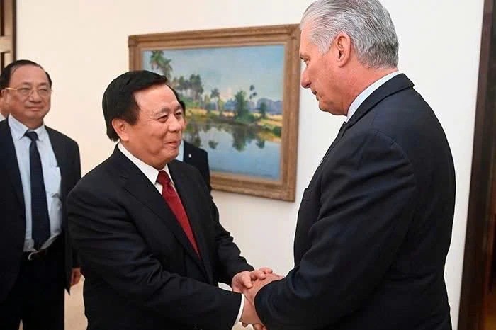Le président cubain Miguel Díaz-Canel Bermúdez reçoit le directeur de l’Académie nationale de politique Ho Chi Minh Nguyen Xuan Thang. Photo : Ambassade du Vietnam à Cuba.