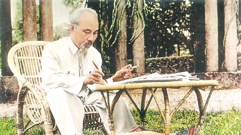 Vivant dans la paix et l'indépendance, profitant des fruits de la révolution, nous sommes infiniment reconnaissants envers les mérites immenses du Président Hô Chi Minh. Photo d'archive.