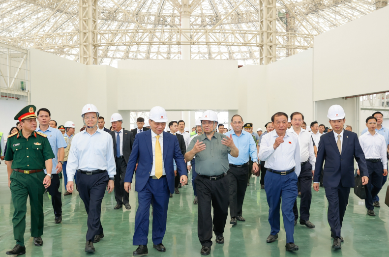 Le Premier ministre Pham Minh Chinh inspecte l’avancement des travaux du Centre d’exposition du Vietnam, situé dans le district de Dong Anh, à Hanoï. Photo : VGP.