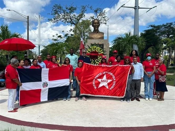 Des membres du Mouvement de la gauche unie de la République dominicaine rendent hommage au Président Ho Chi Minh à son Mémorial dans la ville de Santo Domingo Este, province de Santo Domingo. Photo : VNA.