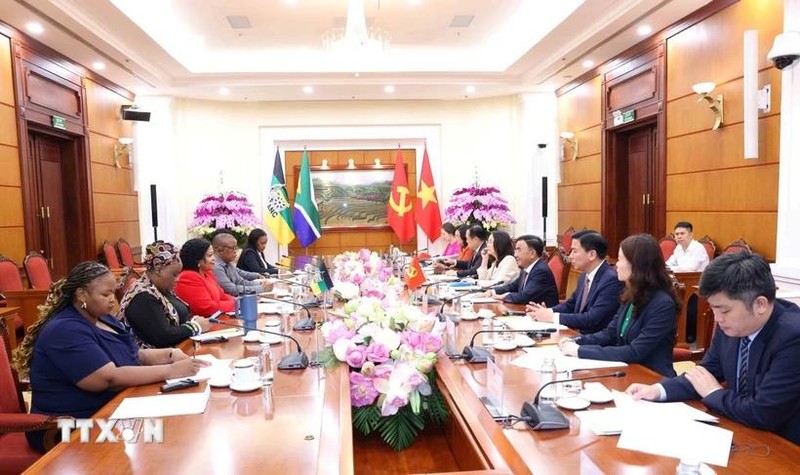 Lors de l'entretien entre le membre permanent du Secrétariat du CC di PCV Tran Cam Tu et la première secrétaire générale adjointe de l'ANC Nomvula Mokonyane. Photo : VNA.