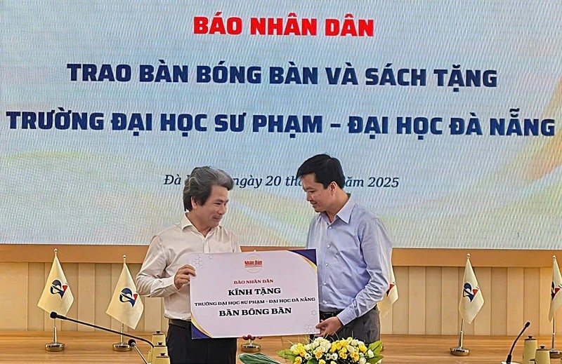 M. Ta Quang Dung remet une table de tennis de table aux normes officielles à l’Université de Pédagogie de l’Université de Da Nang. Photo : NDEL.