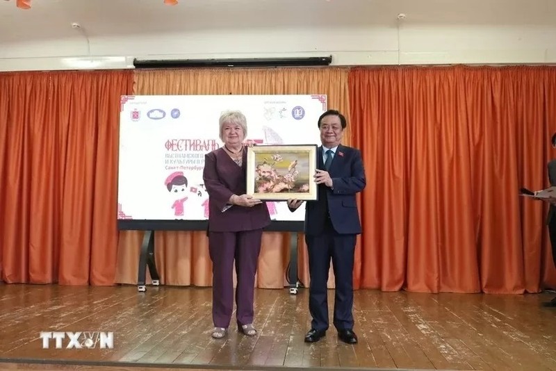 Le vice-président de l’Assemblée nationale vietnamienne, Le Minh Hoan, remet un cadeau au lycée 488 de la ville de Saint-Pétersbourg. Photo : VNA.