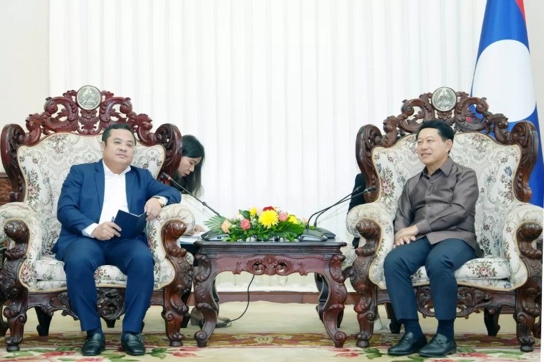 Le Président du Conseil des membres du Groupe chimique du Vietnam en réunion avec le Vice-Premier ministre de la RDP Lao, Saleumxay Kommasith. Photo : Vinachem.