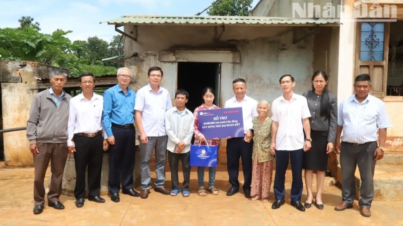 Les dirigeants de la Compagnie d’électricité de Dak Lak et le bureau de représentation du Journal Nhân Dân dans la province de Dak Lak ont remis une aide financière de 60 millions de dôngs au couple Nguyen Huu Dung et Ngo Thi Nhuan pour la construction de leur maison.