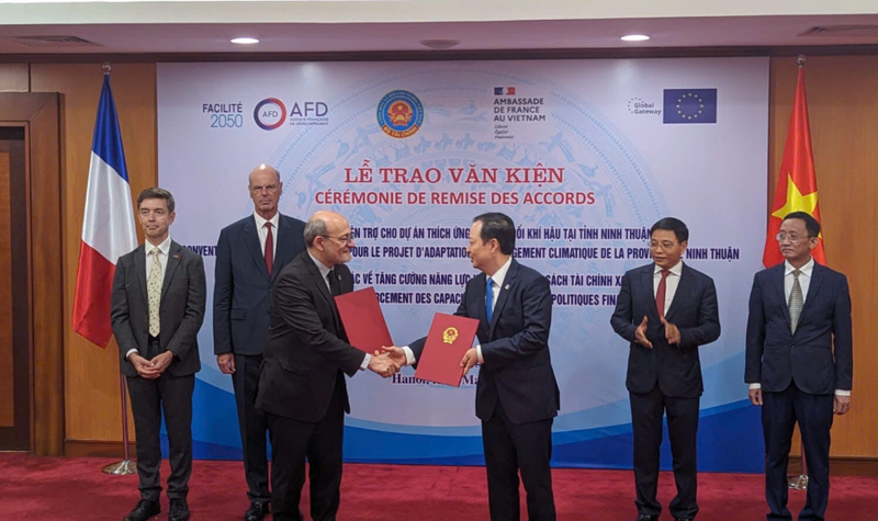 Lors de la cérémonie de remise des accords. Photo : Ambassade de France au Vietnam.