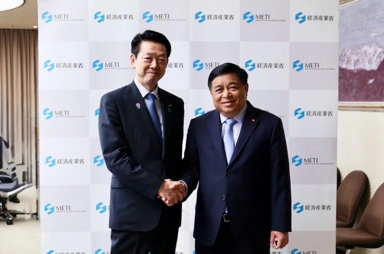 Le vice-Premier ministre Nguyen Chi Dung (à droite) rencontre à Tokyo le ministre japonais de l'Économie, du Commerce et de l'Industrie Muto Yoji. Photo : VNA.