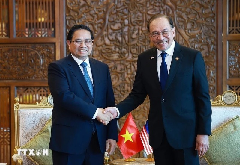 Le Premier ministre vietnamien Pham Minh Chinh (à gauche) rencontre son homologue malaisien Anwar Ibrahim en Malaisie. Photo : VNA.