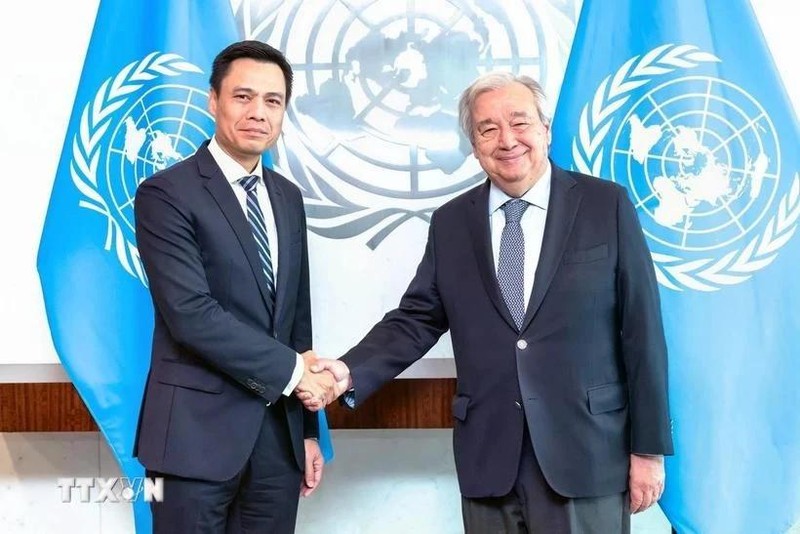 L’ambassadeur Dang Hoàng Giang (à gauche) fait ses adieux au secrétaire général des Nations Unies, António Guterres. Photo : VNA.
