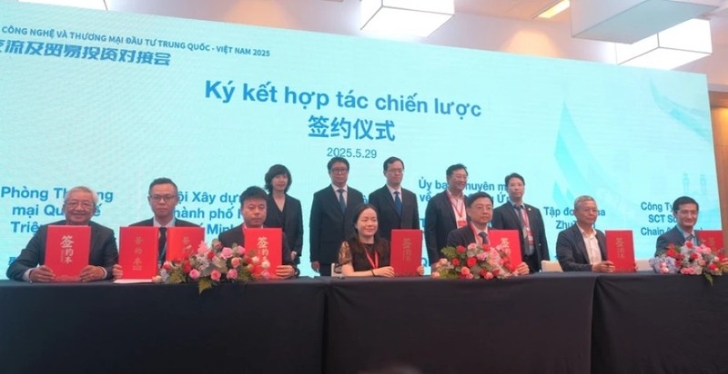 Des entreprises vietnamiennes et chinoises signent un accord de coopération dans les domaines de la science, de la technologie et de l'innovation. Photo : VNA.
