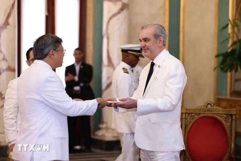 L'ambassadeur vietnamien Lê Quang Long présente ses lettres de créance au président de la République dominicaine Luis Rodolfo Abinader Corona. Photo : VNA