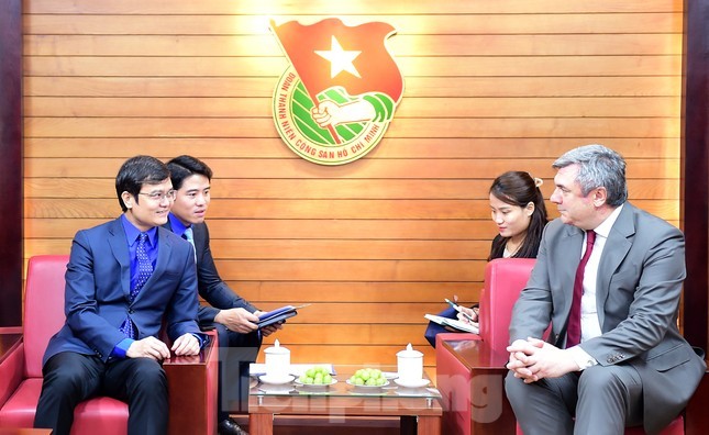 Le Premier Secrétaire du CC de l'UJCH Bui Quang Huy (à gauche) reçoit le vice-président du Comité des relations extérieures de Saint-Pétersbourg. Photo : tienphong.vn