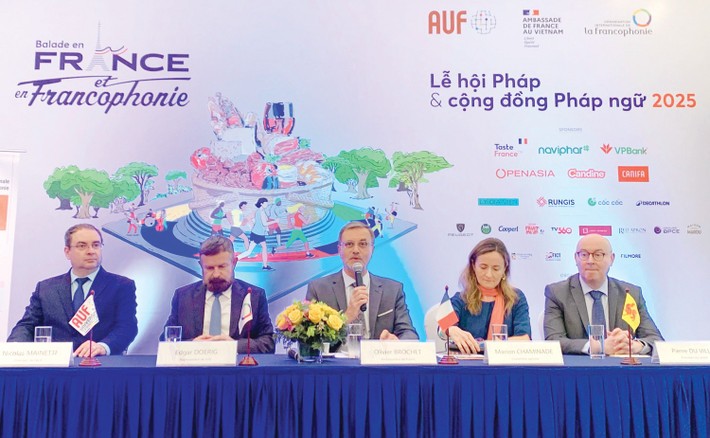 L'ambassadeur de France au Vietnam, Olivier Brochet (au centre), partage des informations sur le programme du Festival français et de la Francophonie 2025.