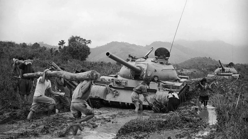 Milice locale contribuant à l’ouverture des routes pour les chars des forces de libération lors de la campagne des Hauts Plateaux du Centre en 1975. Photo : VNA.