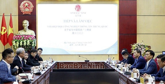 Rencontre entre le Président du Comité populaire de Bac Ninh et l'Association chinoise de l'industrie de l'information