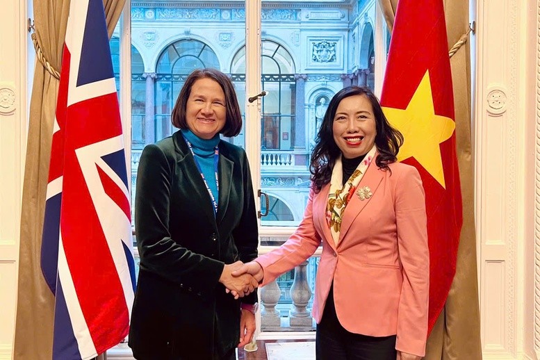 La vice-ministre vietnamienne des Affaires étrangères, Le Thi Thu Hang (à droite), et Catherine West, ministre d'État au Foreign Office britannique. Photo : baoquocte.