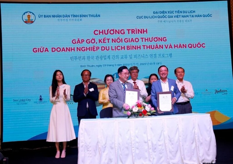 Signature d'un accord de coopération touristique entre la province de Binh Thuân (Centre) et la République de Corée. Photo : VNA/CVN