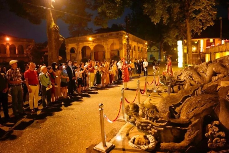 Des touristes lors d'une visite nocturne de la cité impériale de Thang Long. Photo : VNA/CVN