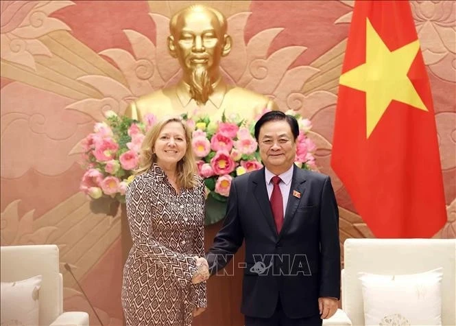 Le vice-président de l'Assemblée nationale (AN), Lê Minh Hoan et Mariam Sherman, directrice de la Banque mondiale (BM) pour le Vietnam, le Cambodge et le Laos. Photo: VNA