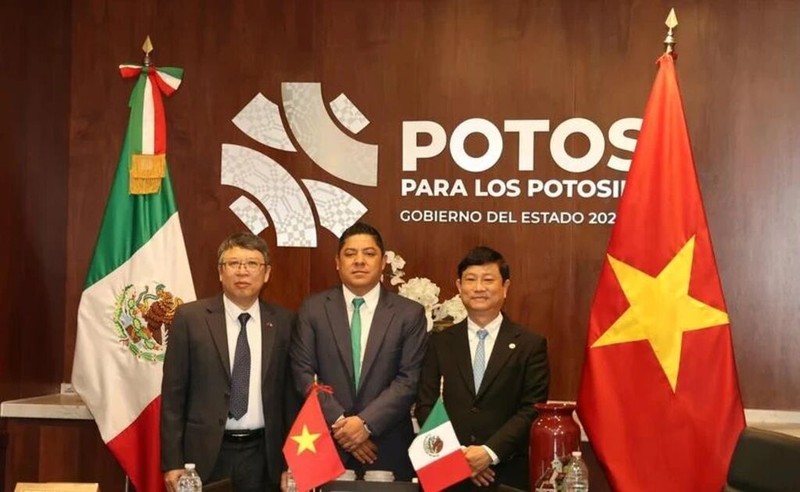 De gauche à droite : l'ambassadeur du Vietnam, Nguyên Van Hai, le gouverneur de l'État de San Luis Potosí, Ricardo Gallardo Cardona ,et le président du Comité populaire de la province de Binh Duong, Vo Van Minh. Photo : VNA/CVN