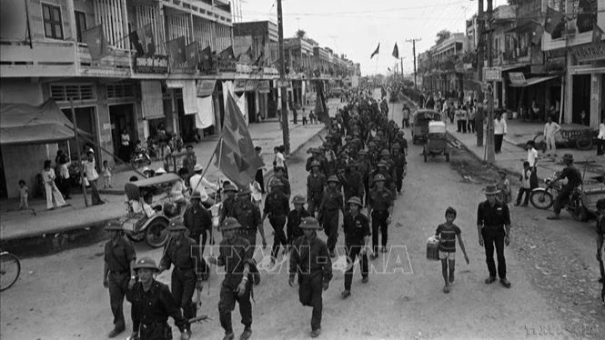 Les soldats entrent pour libérer Cà Mau le 1er mai 1975. Photo : Hua Kiêm/VNA.