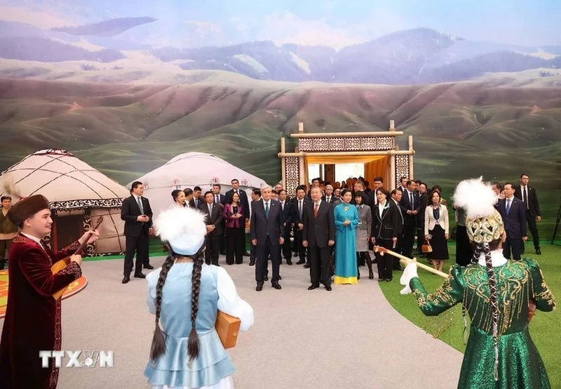 Le leader du Parti To Lam et son épouse se rendent au village ethnique « Huns » au Kazakhstan. Photo : VNA.