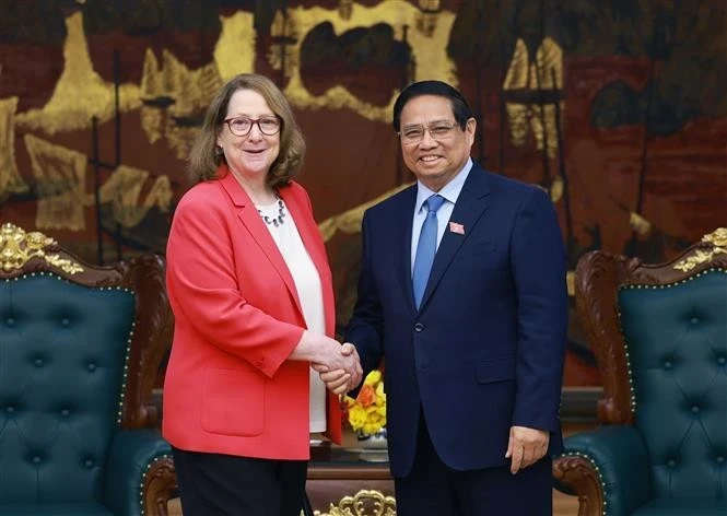 Le Premier ministre Pham Minh Chinh et la présidente de la Commission d'examen de la sécurité et de l'économie américano-chinoise (USCC) du Congrès américain Reva Price. Photo : VNA.