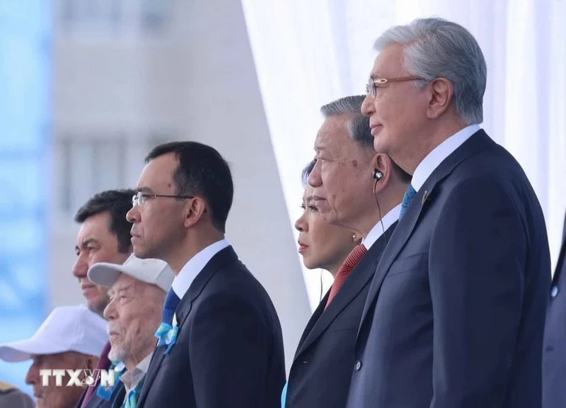 Le SG du Parti To Lam assiste à la parade militaire au Kazakhstan