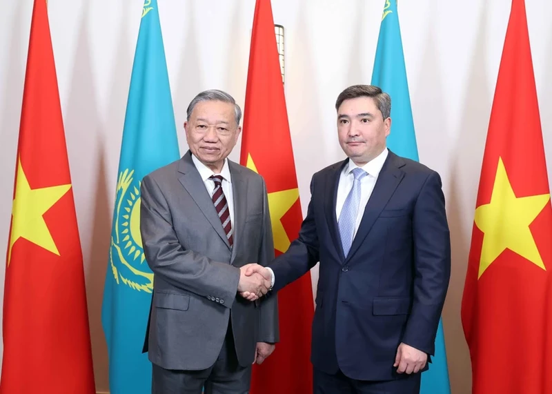 Le secrétaire général du Parti communiste du Vietnam (PCV), Tô Lâm (gauche), et le Premier ministre kazakh, Oljas Bektenov. Photo : VNA.