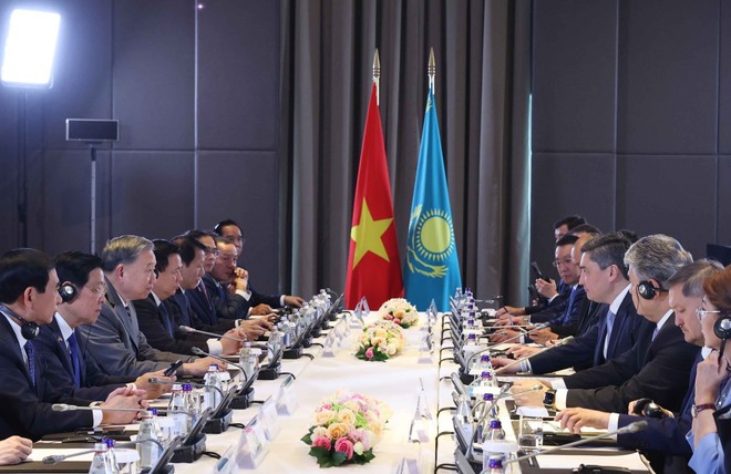  Entrevue entre le secrétaire général du Parti communiste du Vietnam, To Lam et le président du Mazhilis, Yerlan Koshanov, à Astana, le 6 mai 2025. Photo : VNA.